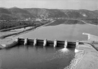 Aménagement du Rhône Chute de Baix. Logis-Neuf. Le Barrage de retenue, sur le Rhône ; dans le fond le Pouzin.