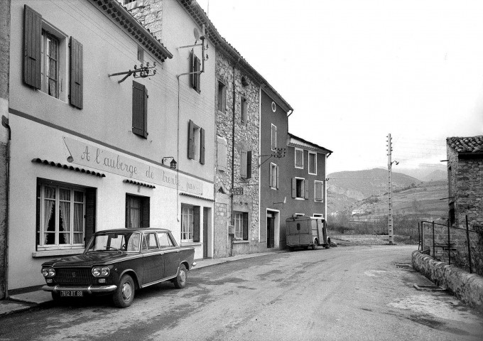 Saint-Ferréol-Trente-Pas.- Route principale du village.