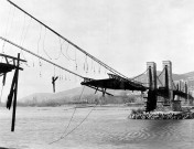 Pont suspendu du Robinet endommagé par la violente tempête de la mi-janvier 1902.