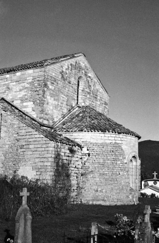 Lachau.- Le chevet de la chapelle Notre-Dame de Calma et le cimetière.