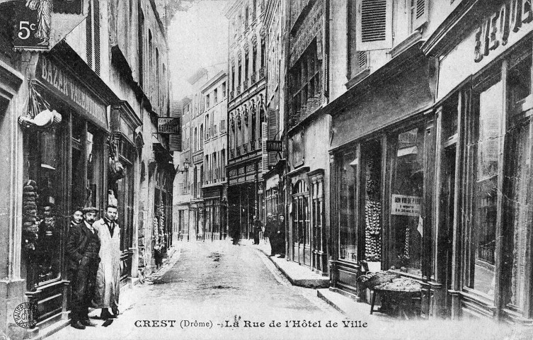 Crest.- Rue de l'Hôtel de Ville.