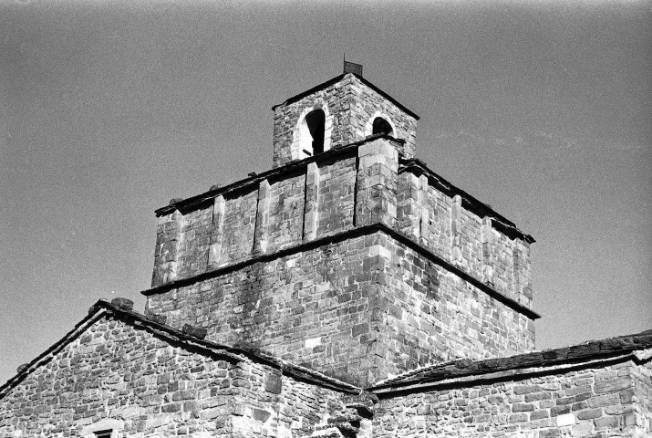 Comps. - Angle sud-ouest du clocher de l'église Saint-Pierre-et-Paul.