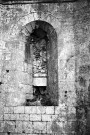 Aleyrac. - Fenêtre du chœur du prieuré Notre-Dame la brune, ruiné en 1385.
