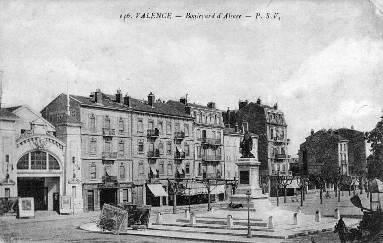 Boulevard d'Alsace et monument Montalivet, à gauche le cinéma le Palace.