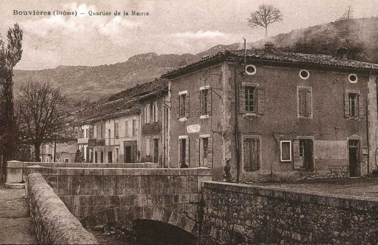 La mairie et le pont sur le Roubion.