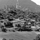 Vue aérienne du village et des ruines du château.