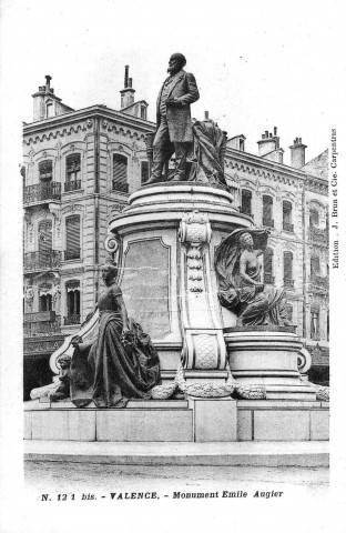 Le monument Émile Augier, place de la République.