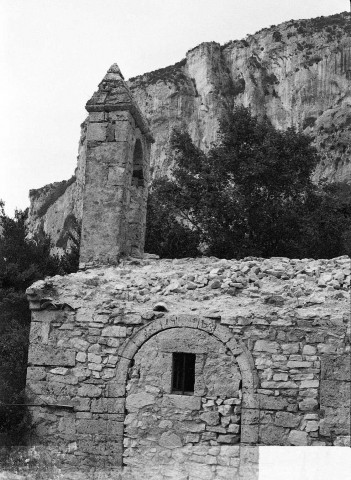 Omblèze . - La chapelle Sainte Madeleine -u hameau d'Ansage, après les travaux de dégagement en juillet 1979.