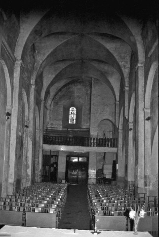Saillans.- La nef et la tribune de l'église Saint-Géraud.