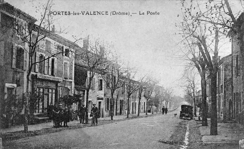 Portes-lès-Valence.- Rue principale du village.