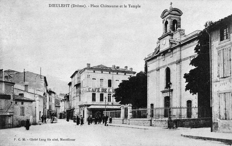 Dieulefit.- La place Chateauras, à droite le Temple.