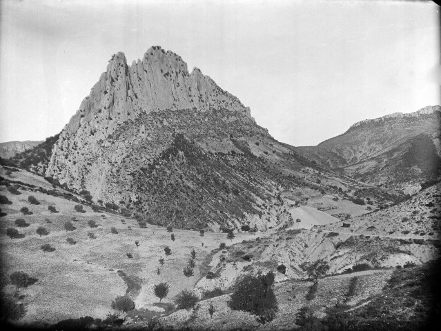 Buis-les-Baronnies.- Le rocher de Saint-Julien vu à la sortie Sud-Est de la ville.