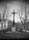 Buis-les-Baronnies.- Le calvaire à l'extrémité de l'allée des Platanes.