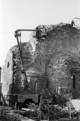 Allan. - Travaux de restauration de la chapelle Barbara, utilisation d'une benne automotrice.