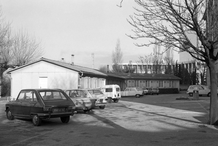 Valence.- Parking du centre administratif Brunet.