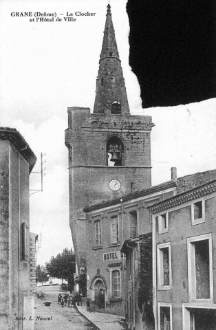 Le clocher et la mairie.