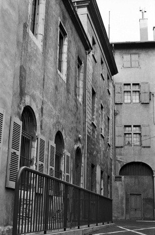 Valence. - La façade côté cour de l'ancienne abbaye de Vernaison, devenue annexe du Palais de Justice.