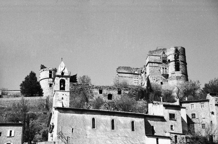 Montbrun-les-Bains.- Vue du village et des travaux de consolidation du château, obturation de la grande brèche sud.