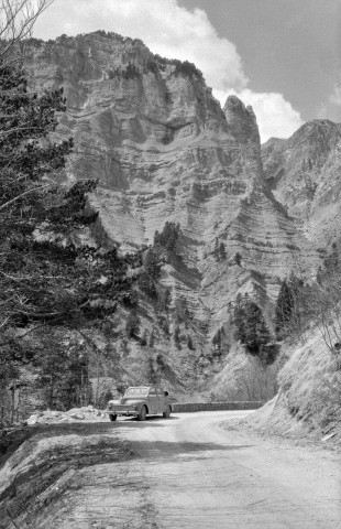 Treschenu-Creyers.- La route du col de Menée entre Châtillon-en-Diois et Chichilianne.