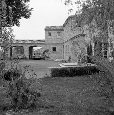 Étoile-sur-Rhône.- Le château Saint-Ange.