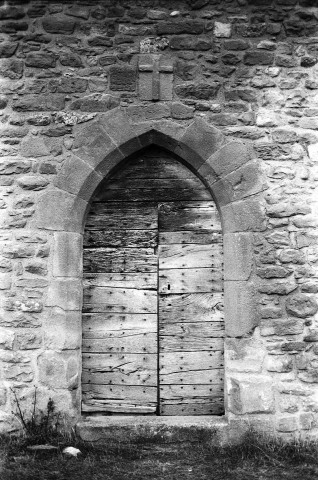 Comps.- Le porche de l'église Saint-Pierre-et-Paul.