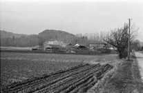 Triors.- Les abords du château.