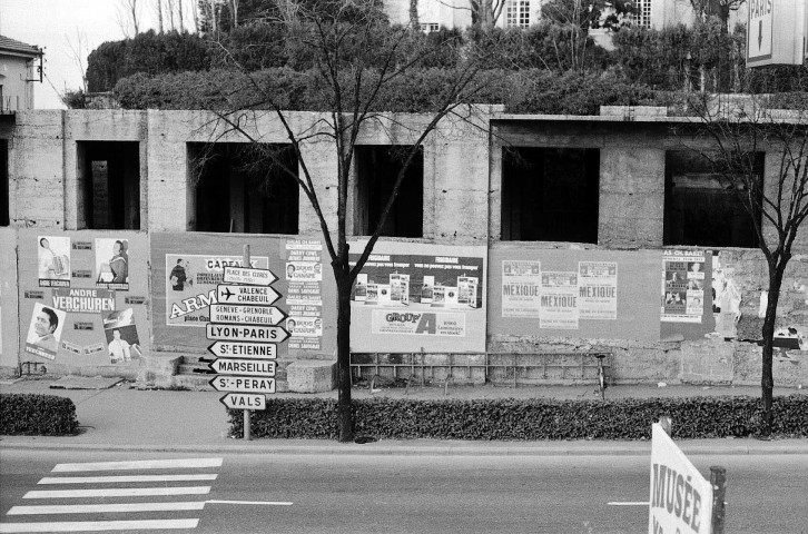 Valence.- Publicité sur un bâtiment désaffecté avenue Gambetta.