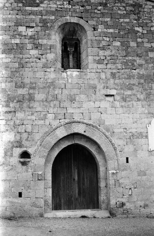 La Bâtie-Rolland. - Le porche de la chapelle Saint-Andéol.