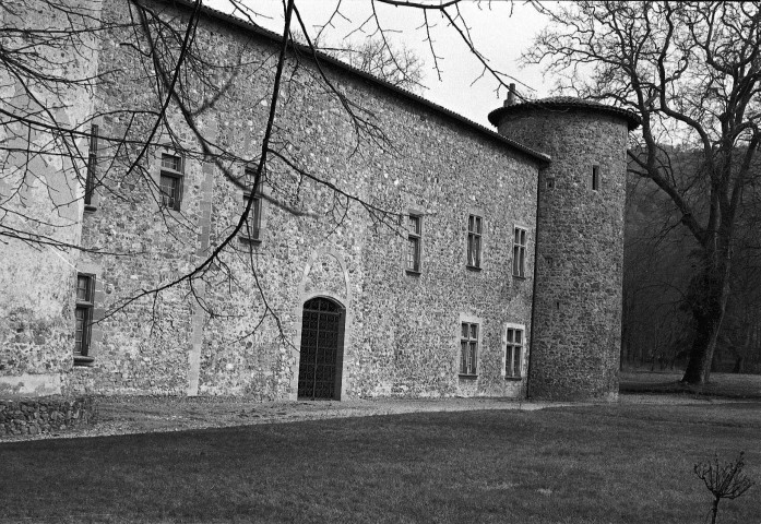 Saint-Vallier. - La façade sud du château.