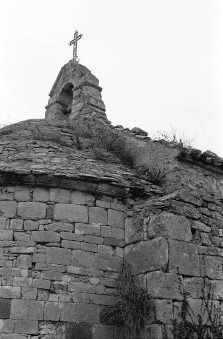 Le Pègue. - Le chevet et le clocheton de la chapelle Sainte-Anne.