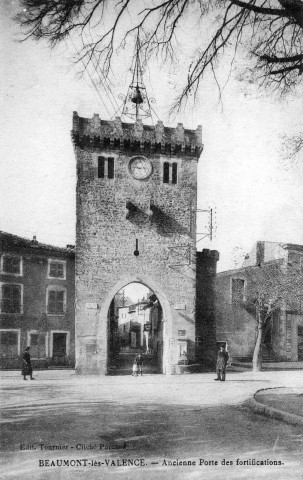 La tour de l'horloge, place du Rasset.