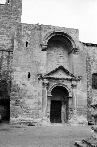 Saint-Restitut. - Le porche de l'église Saint-Restitut.