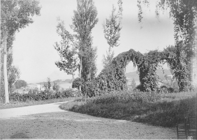 Charols, château de Salettes. - Les arcades, extrémité nord.