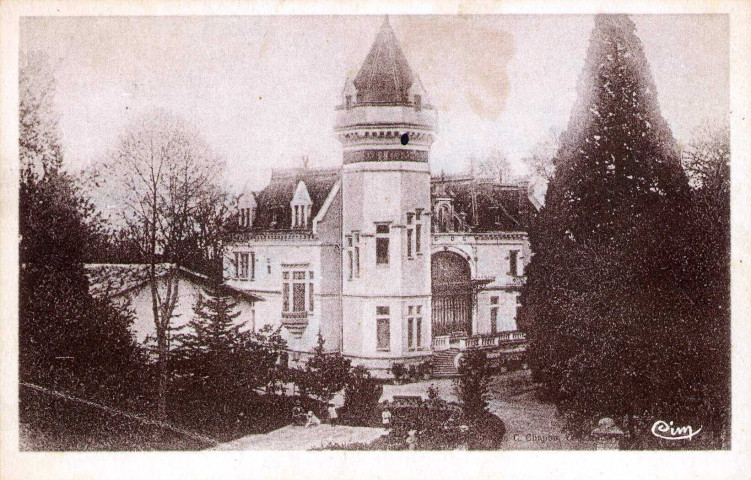 Vue du château détruit par sa propriétaire Léopoldine Bruyat en 1913.