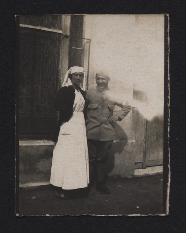 Marguerite Verguet et un soldat.