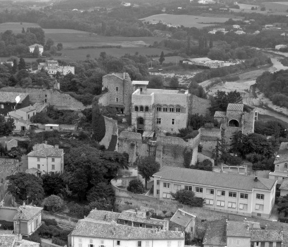 Vue aérienne du château des Adhémar.