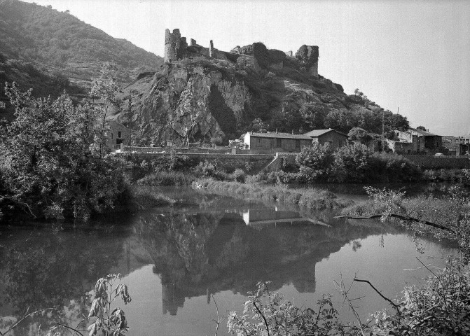 Serves-sur-Rhône.- Les vestiges du château.