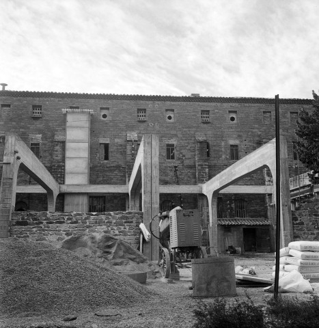 Bouchet. - Construction contre l'abbaye.