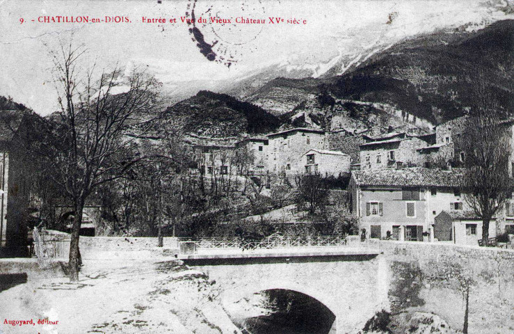 Vue d'une partie du village et du pont sur le Bez.