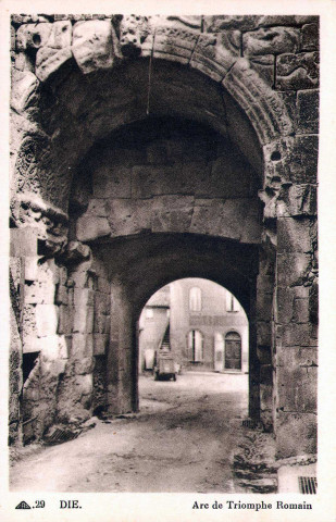 La porte Saint-Marcel est un ancien arc de triomphe romain dédié à Mars.