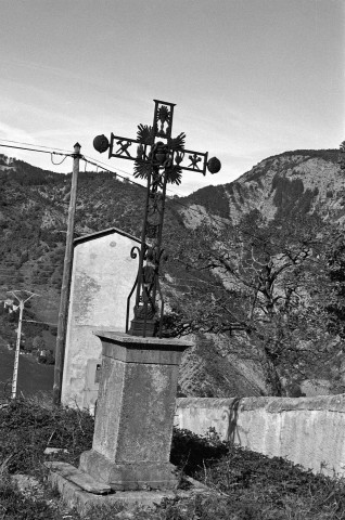 Brette.- La croix de mission aux abords de l'église Notre-Dame.