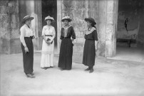 Arles (Bouches-du-Rhône). - Marthe de Courtois accompagnée de trois autres infirmières, en costume du dimanche.