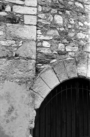 Rousset-les-Vignes. - Détail de la façade nord du château.