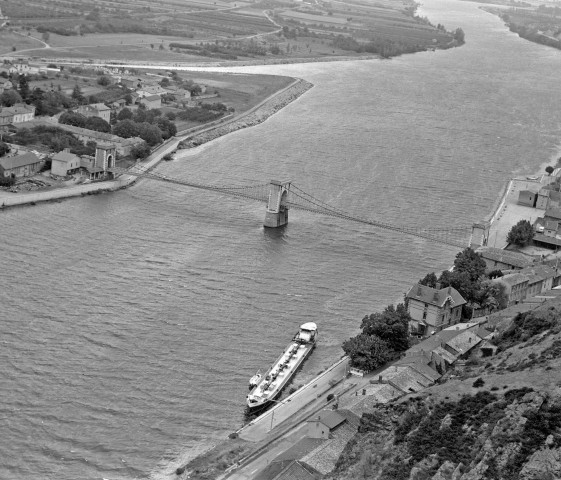 Andancette.- Vue aérienne du pont sur le Rhône.