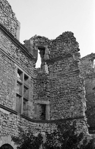 Montbrun-les-Bains.- La façade sud du corps principal du château, avant les travaux.