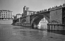 Romans-sur-Isère.- Pont sur l'Isère et la collégiale Saint-Barnard.