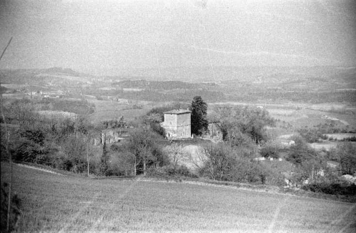 Bathernay. - Vue générale de l'église Saint-Étienne et du château.