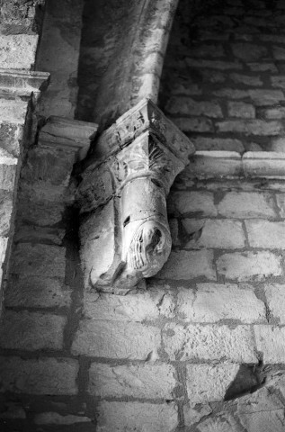 Mirmande.- Le cul de lampe à l'angle sud-ouest du chœur de l'église Sainte-Foy.