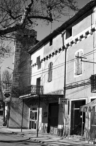 Tulette.- Restes des remparts, porte.