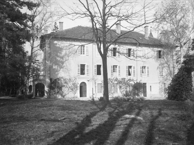 Charols, château de Salettes. - Vue de la façade sud depuis le bord du bassin.